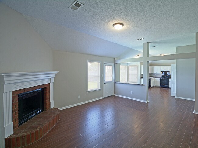 Building Photo - 3 BEDROOM, 2 BATH NEAR STATELINE RD AND ROSS RD