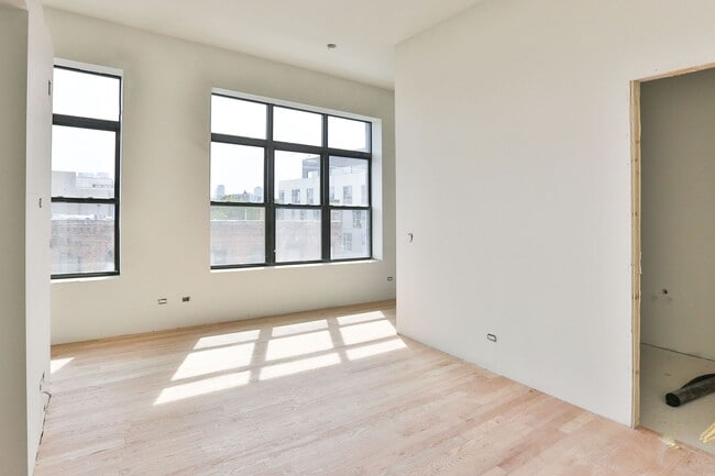 Building Photo - Brand New Jr 1 Bed in Wicker Park. 12' Cei...