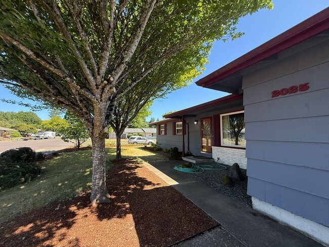 Building Photo - Stunning Pet Friendly Three Bedroom Corval...