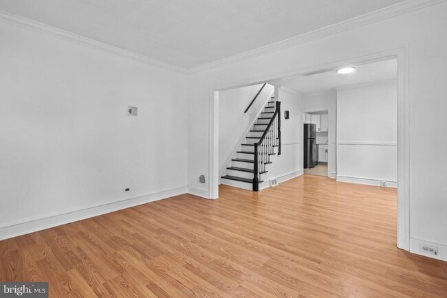 Building Photo - 34 E Hendrickson Ave