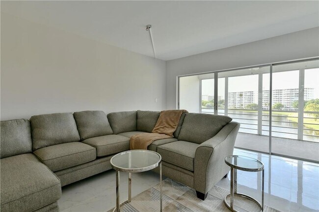 Building Photo - 2751 N Palm Aire Dr