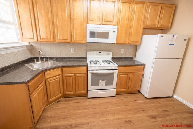 Building Photo - ???UPDATED, HUGE 4 BEDROOM AND 2 BATH HOME...