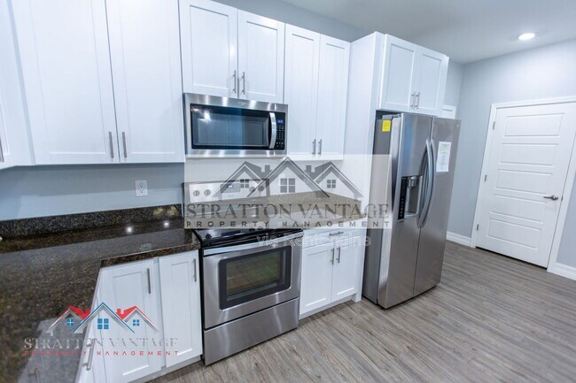 Building Photo - 2821 S Skyline Dr