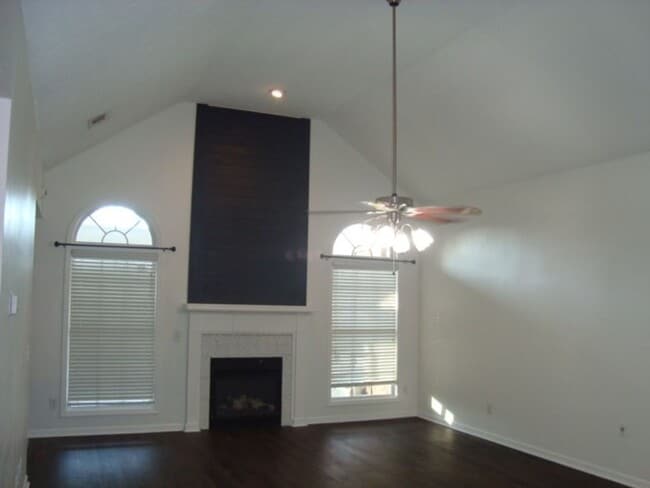 Building Photo - Ready to Rent!