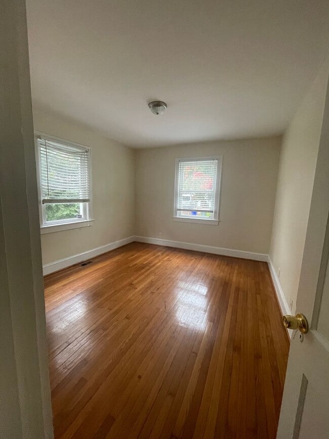 Building Photo - DOWNSTAIRS DUPLEX--2 BED/ 1 BATH IN THE HE...