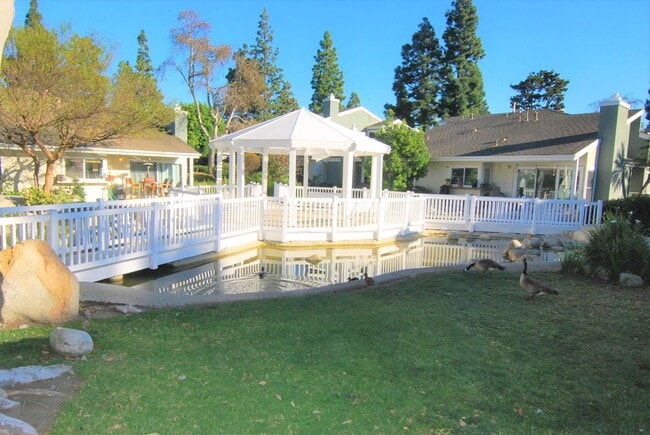 Building Photo - Stunning Fully Remodeled Condo in Costa Mesa