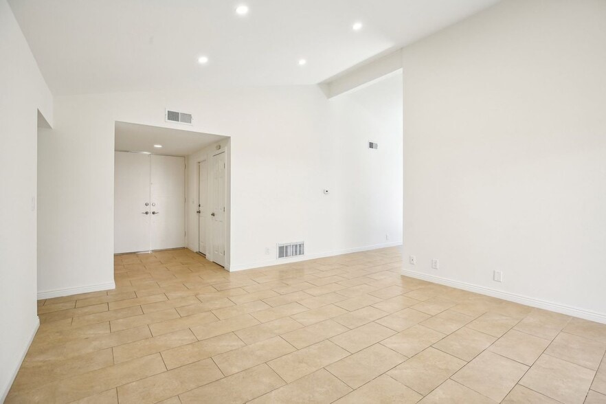 Building Photo - 17581 Webster Ave