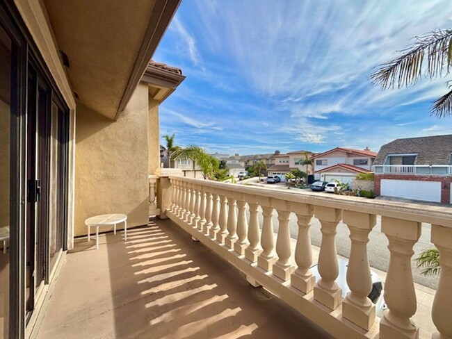 Building Photo - Oxnard | 4 Bed + 3 Bath | WATER FRONT | Fu...