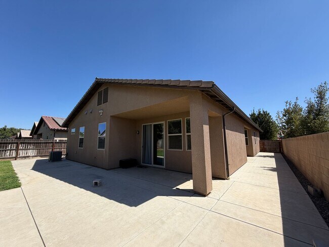Building Photo - 5867 E Laurite Ave