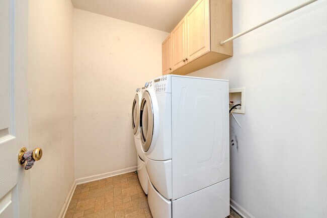 Building Photo - 5565 Cambridge Way