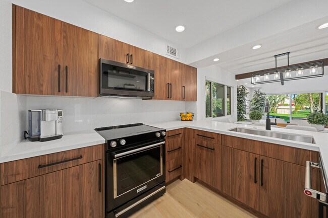 Building Photo - 352 Forest Hills Dr