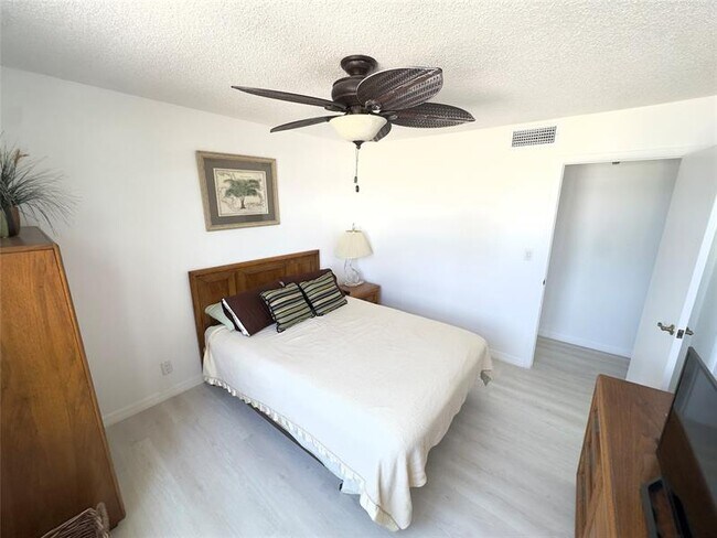 Building Photo - 1 Las Olas Cir