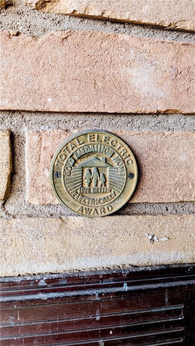 Building Photo - Charming 3-Bed, 2-Bath Oasis on West 6th Street - Spacious 2,685 Sq Ft Home in McGregor, TX!