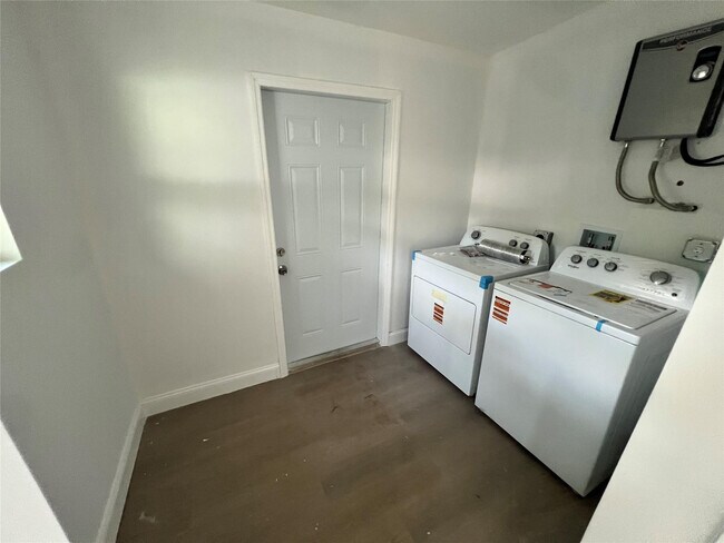 Building Photo - 422 SW 4th Ave