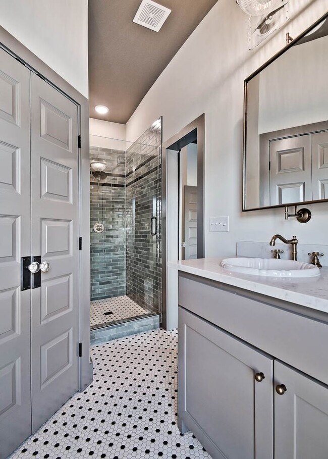 Building Photo - Chicago Row Townhouse