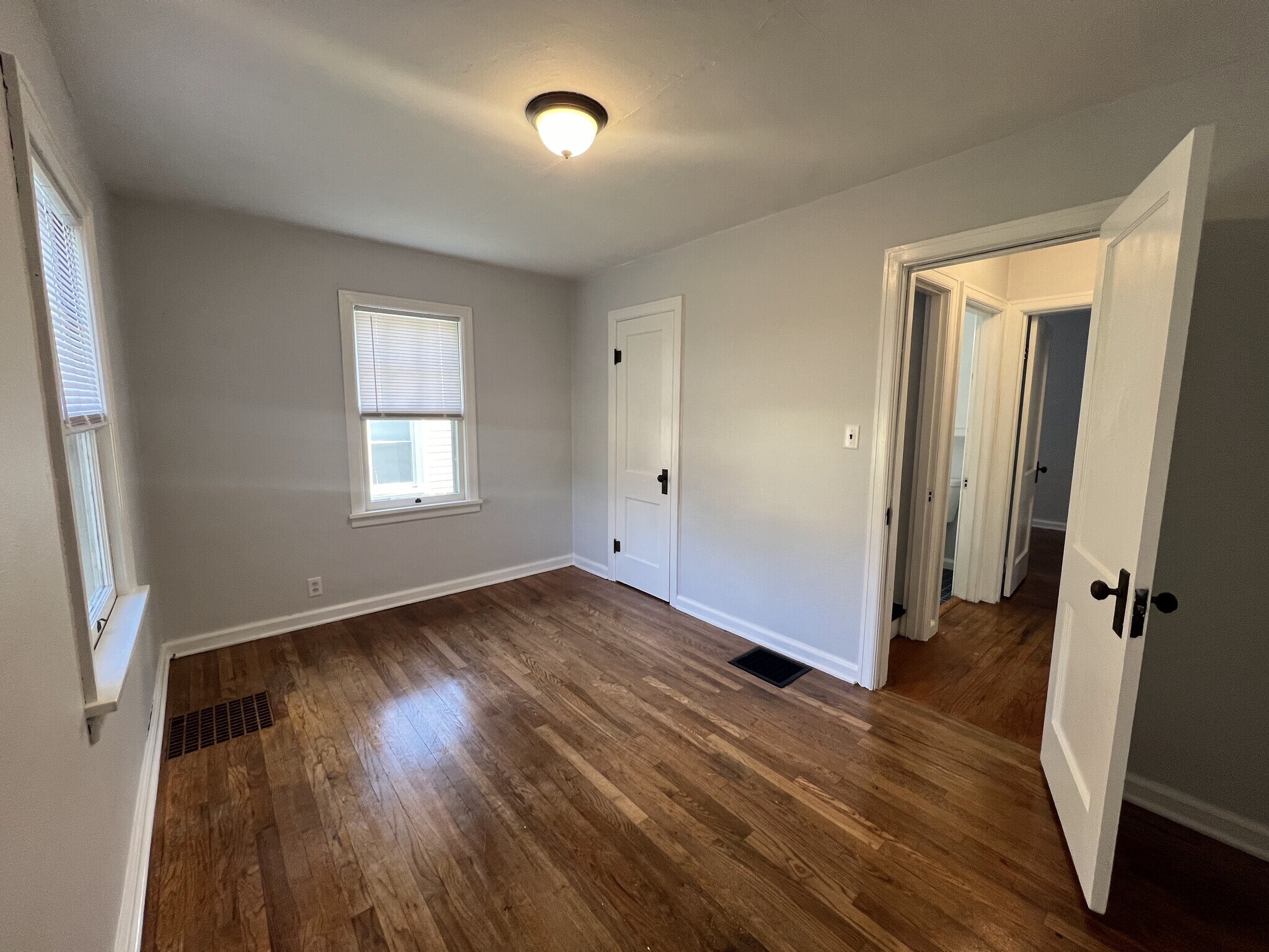 Building Photo - 2021 N Maplewood Ave
