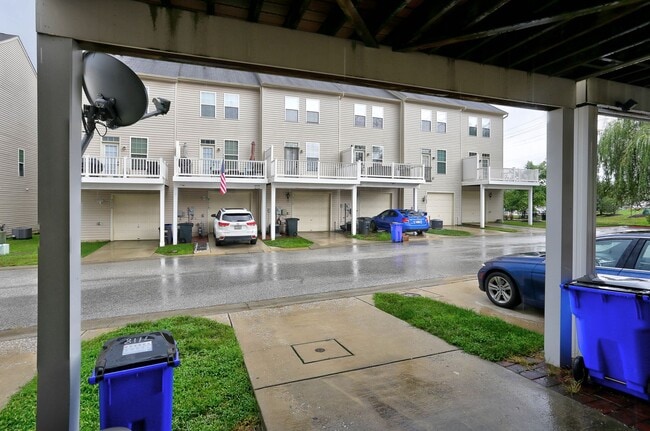 Building Photo - 3BR, 3BA, 1-Car Garage Townhome in Howard Square