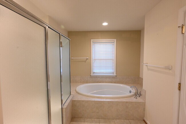 Building Photo - Gorgeous Charter Colony Cul-de-Sac Home: 4 Bed, 2.5 Bath Home with Screened-In Porch
