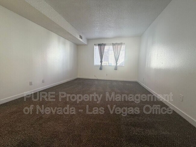 Building Photo - 1405 E Vegas Valley Dr
