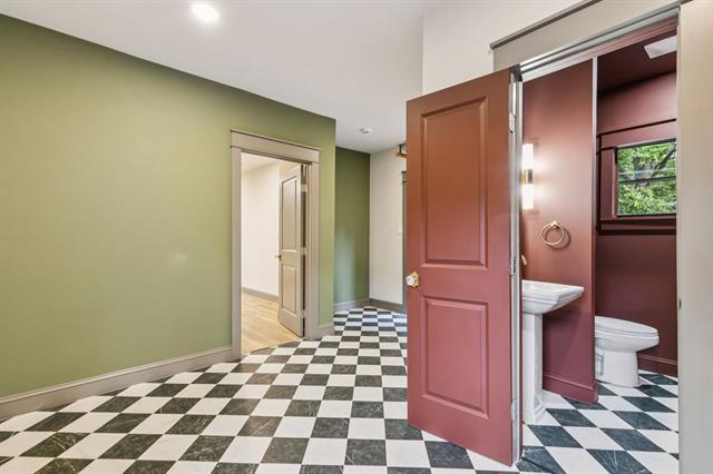 Building Photo - 810 S Montclair Ave