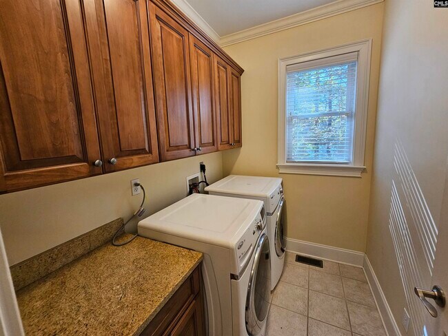 Building Photo - 120 Mossy Ln