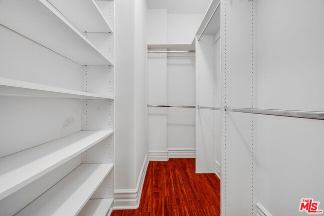 Building Photo - 2306 Fox Hills Dr