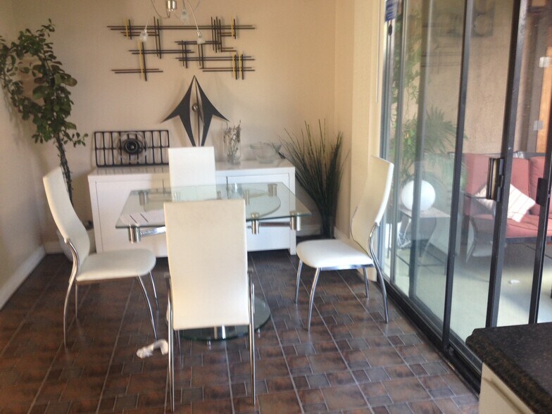 Building Photo - 933 Loma Ave