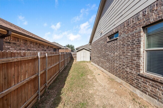 Building Photo - 500 Braewick Dr