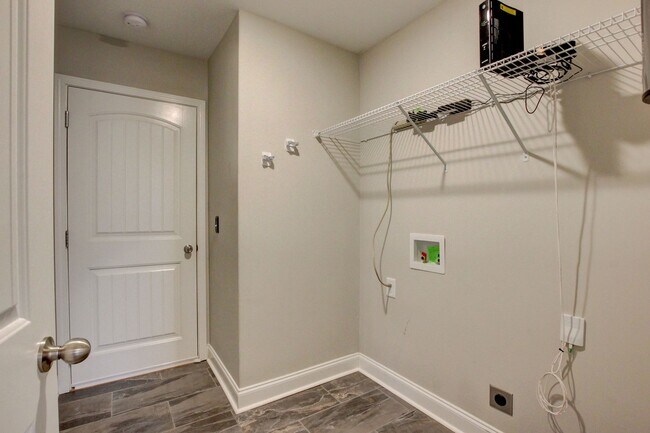 Building Photo - Sharp 3bed 2 ba.  upgrades throughout.