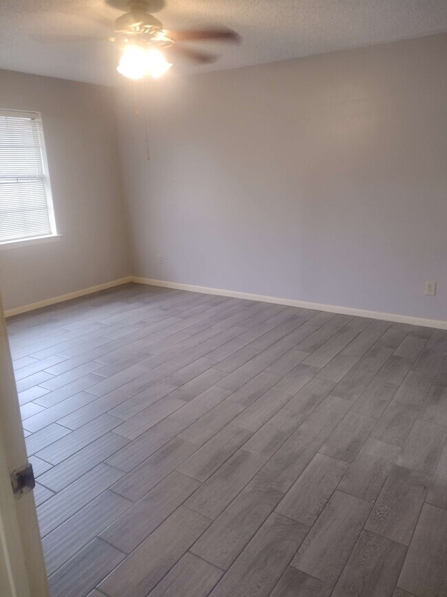 Building Photo - 529 Broad St