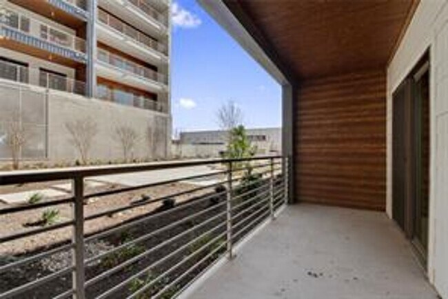 Building Photo - 1/1 Condo on Hot SOCO