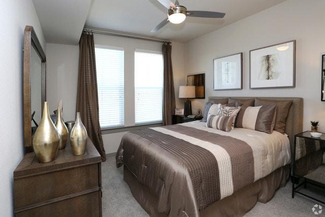 Building Photo - 700 E Algonquin Rd