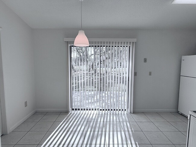 Building Photo - 2-Bedroom / 1-Bathroom