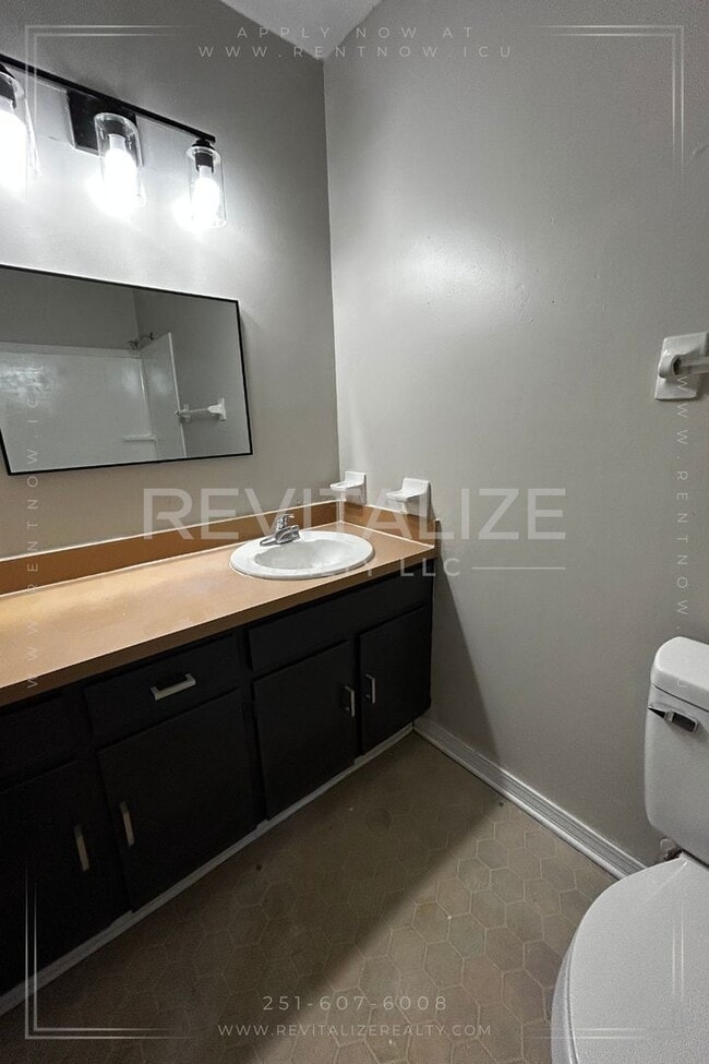 Building Photo - 3 Bed 2 Bath with Large Yard