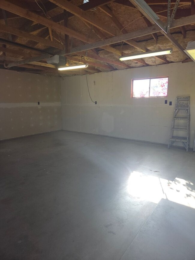 Building Photo - **MOVE-IN Special ** Beautiful 3 Bedroom/ 2 Bathroom Home In Downtown 29 Palms