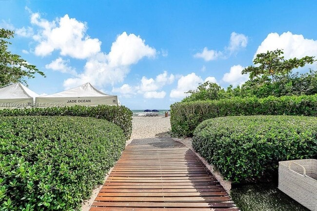 Building Photo - 17121 Collins Ave