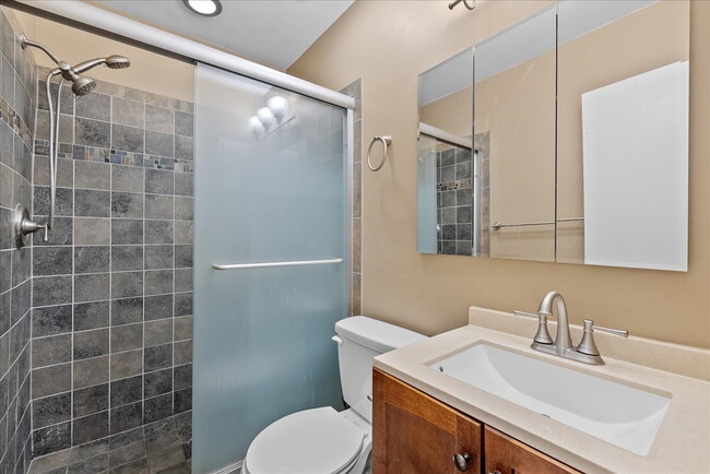 Building Photo - "Charming 4-Bed Townhouse with Granite Tou...