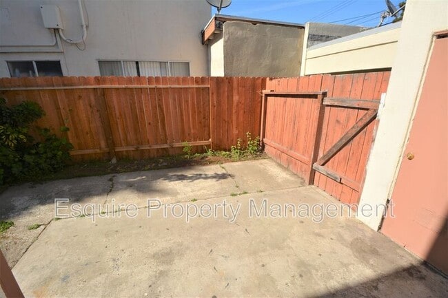 Building Photo - 2050 N Ventura Rd