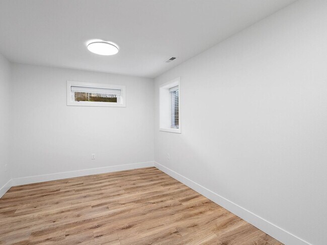 Building Photo - 4 bed/3.5 Bath Townhouse in Richmond Neighborhood, SE Portland