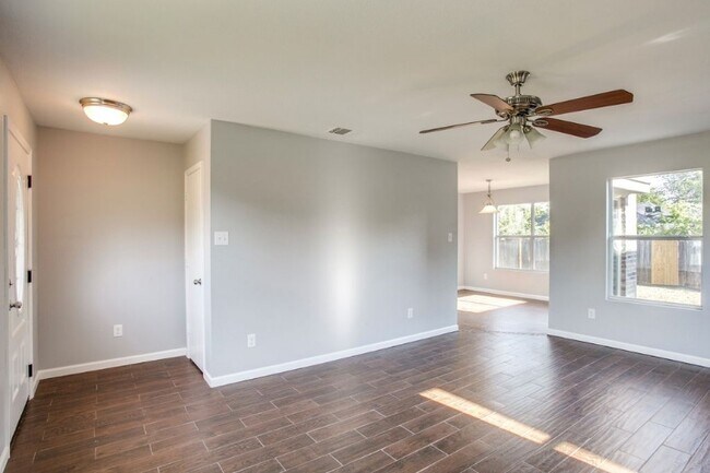 Building Photo - 2225 Splendor Ct