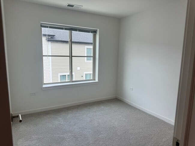 Building Photo - New Construction 3BR/2.5BA Townhome with Attached Garage in Oak Forest, Make your move less expen...