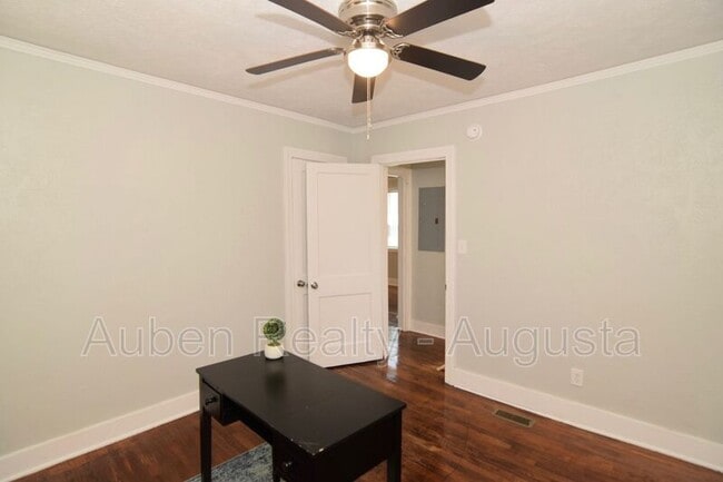 Building Photo - 1549 Heath St