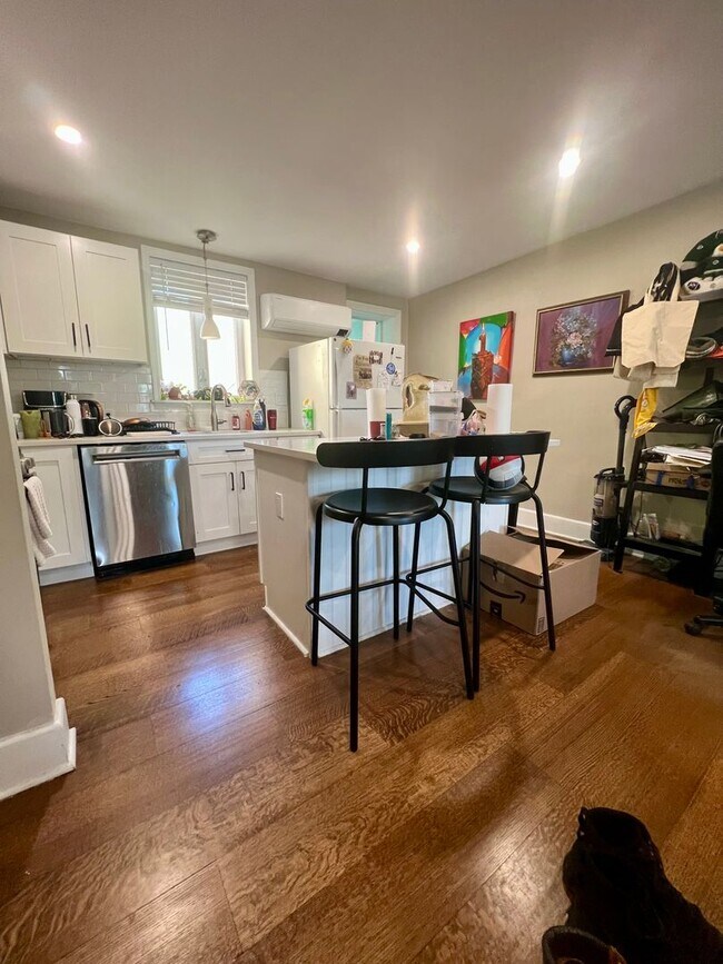 Building Photo - Gorgeous 1-Bedroom Bi-Level Apartment in Passyunk Square! Available NOW!