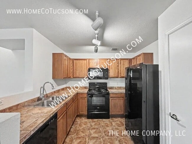 Building Photo - 2708 N Saramano Ln