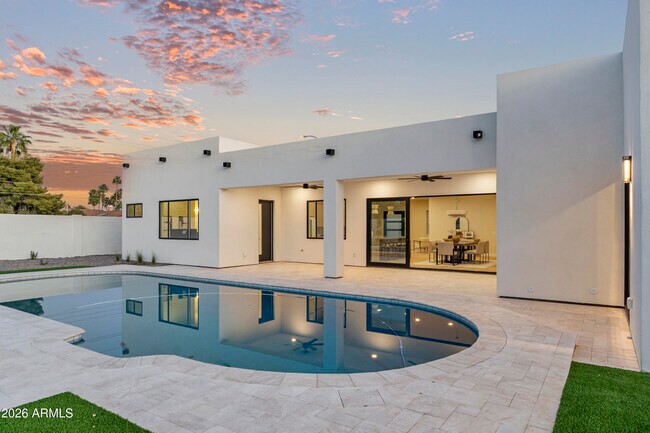Building Photo - 5540 E Dahlia Dr