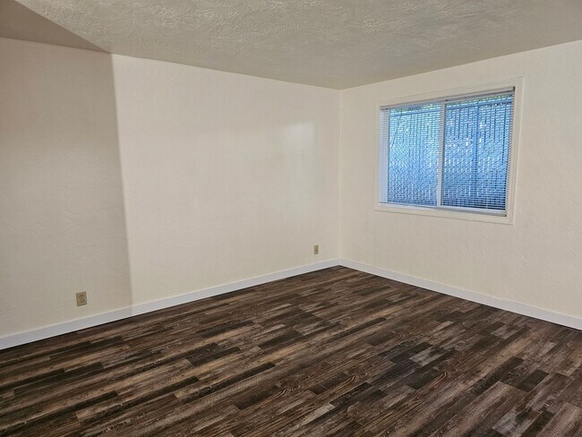 Building Photo - Fully updated 2/1 duplex in Gateway area