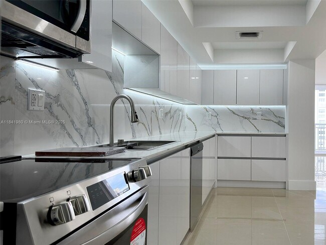 Building Photo - 18071 Biscayne Blvd