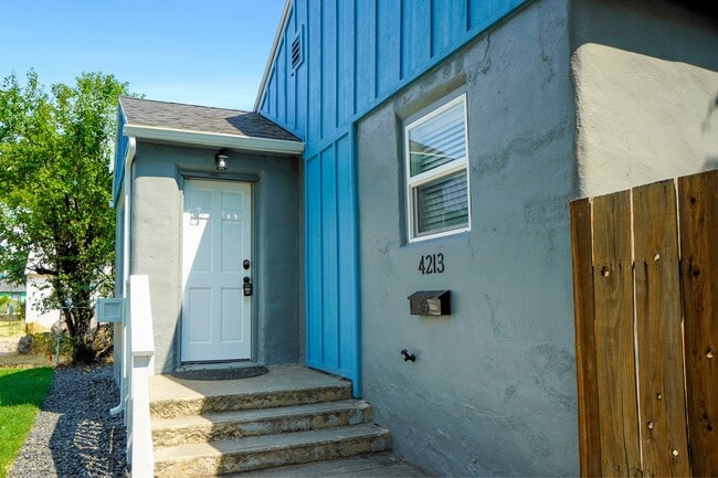 Building Photo - 4213 W Clark St