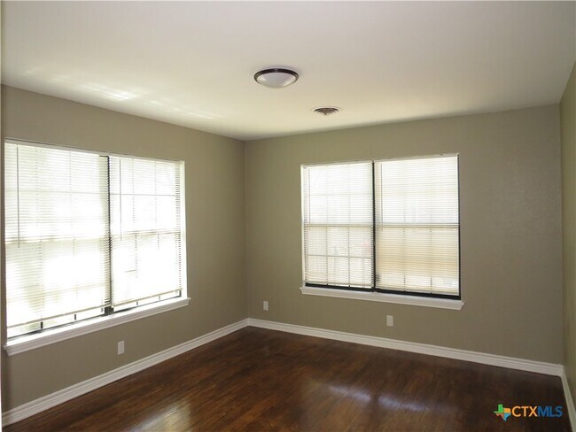 Building Photo - 504 McArthur Dr