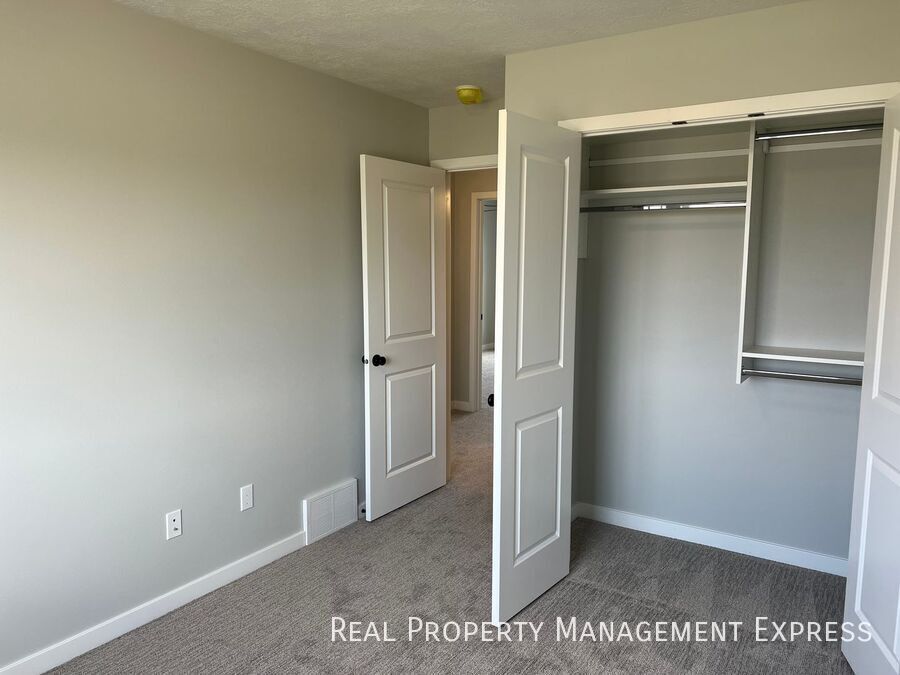Building Photo - 3 Bedroom 1.5 Bathroom Townhome
